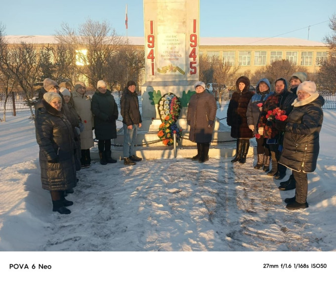 Торжественная церемония возложения цветов..